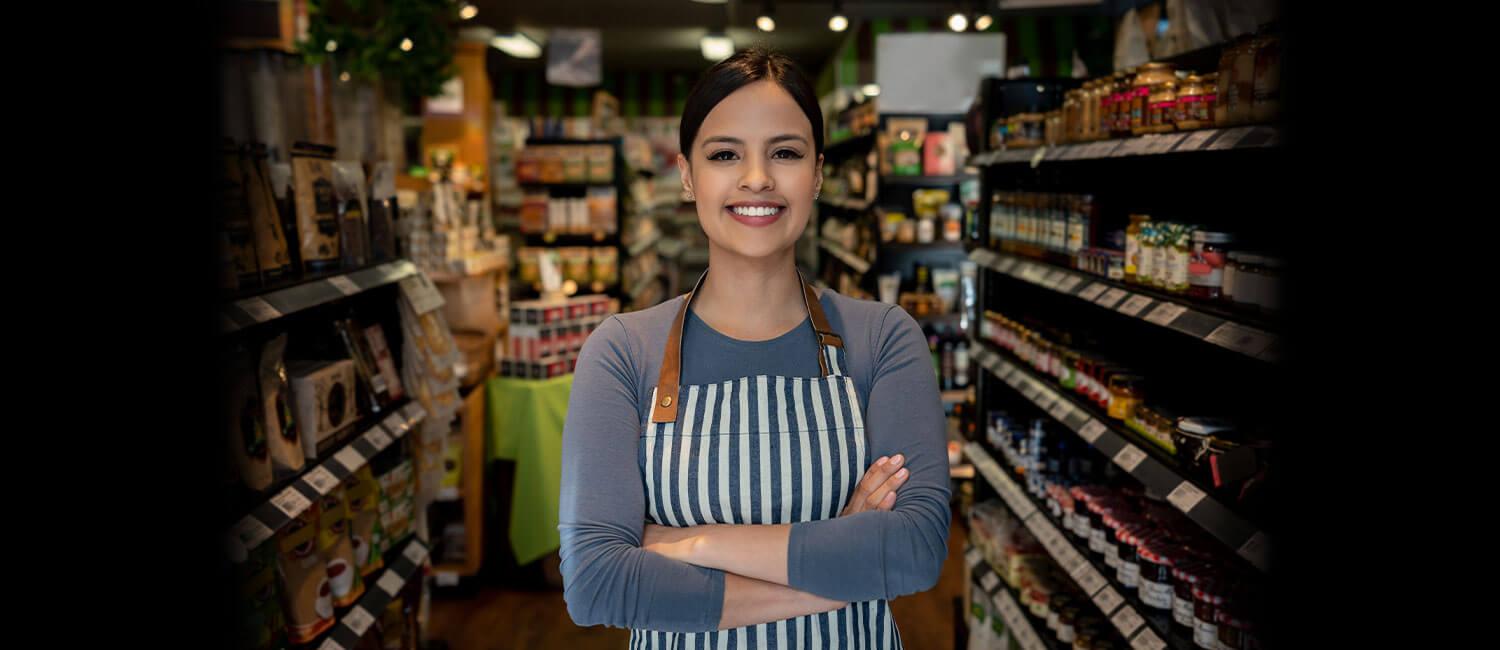 Mujer sonriente en un negocio de alimentos y bebidas