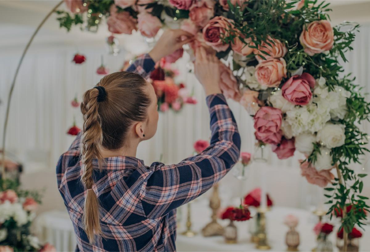 mujer-decorando-un-arreglo-floral-para-un-evento