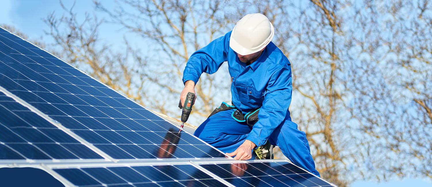 Hombre instalando panel solar