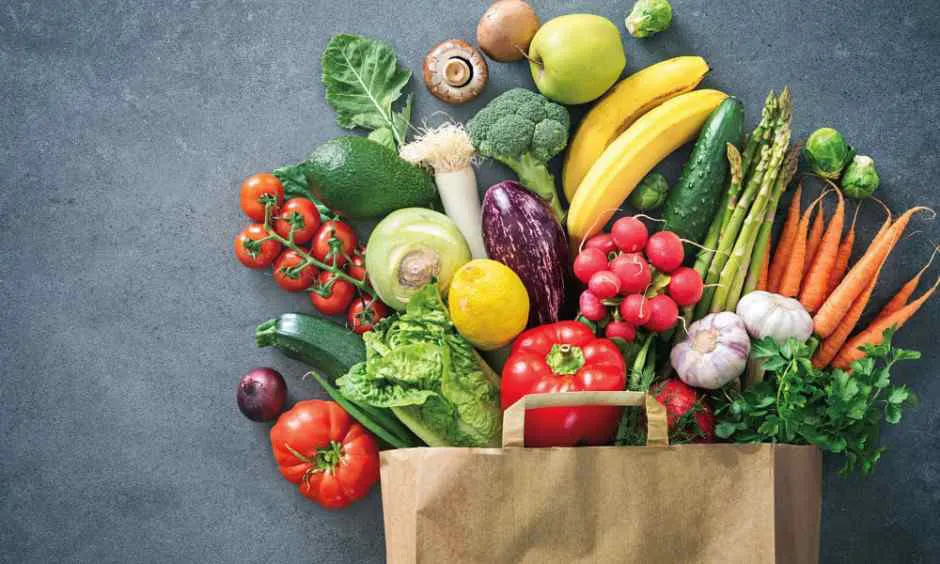 frutas y verduras saliendo de una bolsa