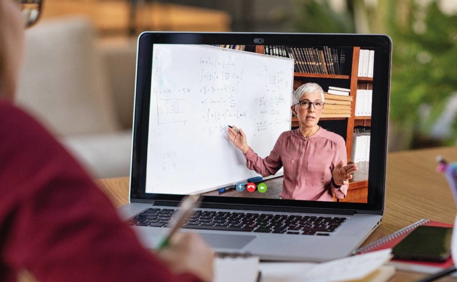 Mujer en una pantalla enseñando en su curso en línea