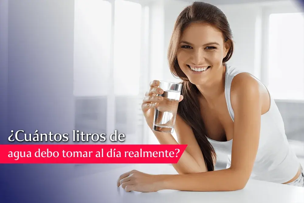 imagen de una mujer sonriendo mientras sostiene un vaso con agua