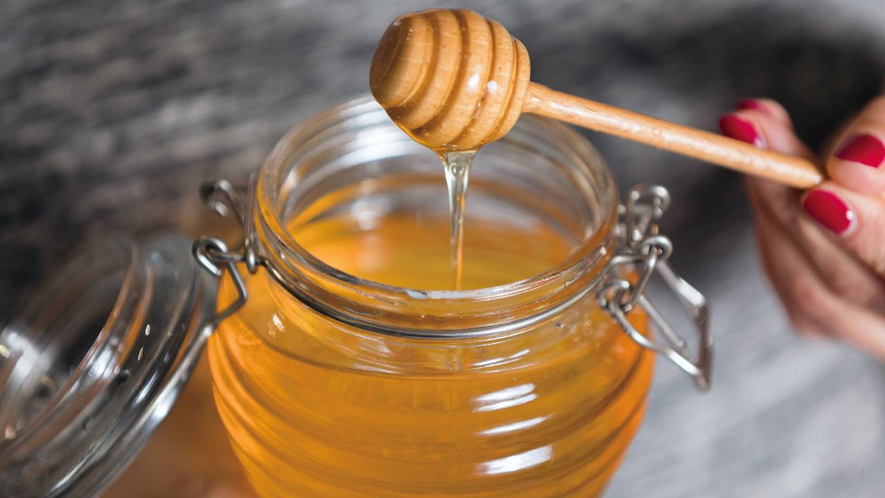 Jarra de miel para endulzar postres