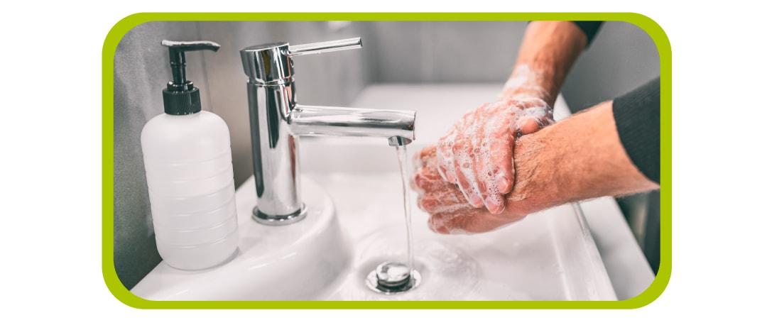 fotografía ilustrativa de la importancia del lavado de manos para la cocina