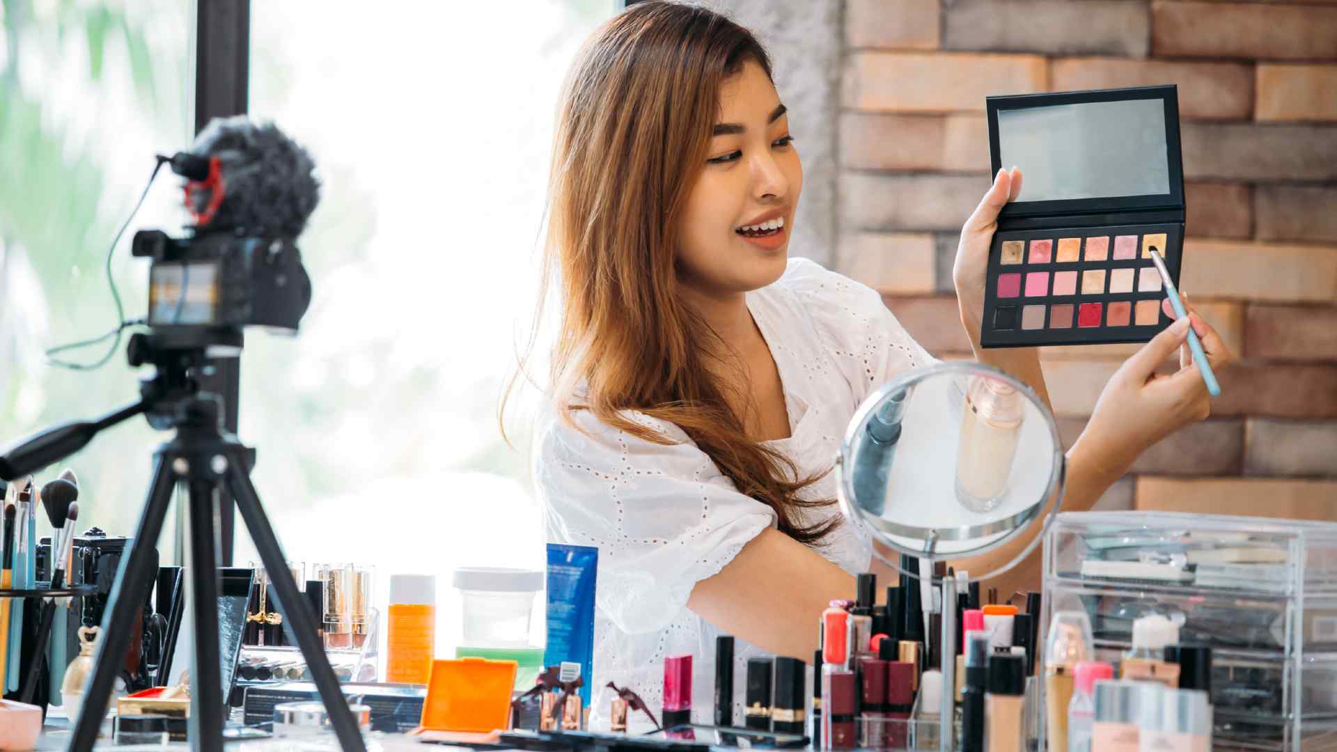 Mujer grabando un tutorial de maquillaje