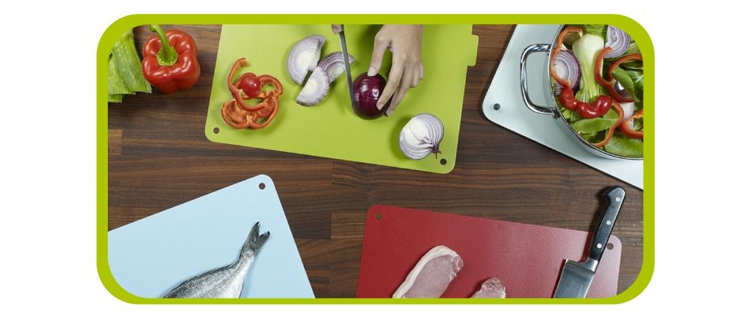 tablas de cortar separadas con diferentes tipos de alimentos