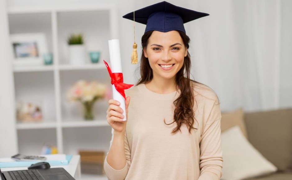 Mujer sosteniendo un diploma que certifica que finalizó su Programa de línea