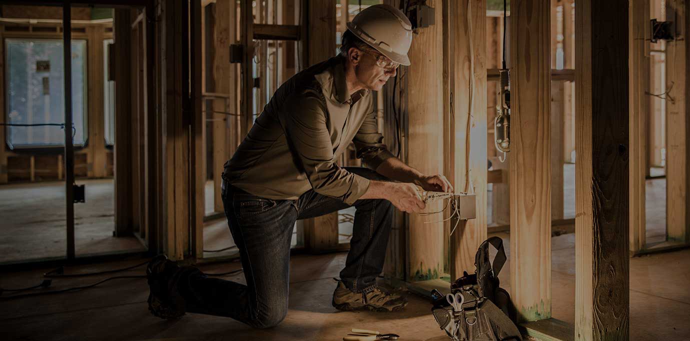 hombre realizando una instalacion electrica