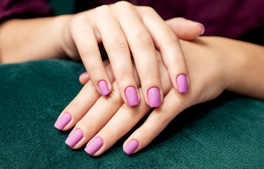 fotografia de un manicure en gel color mate purpura