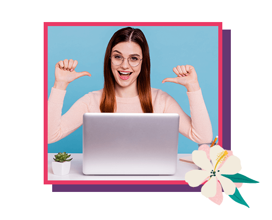 Imagen de una mujer jóven frente a un computador celebrando