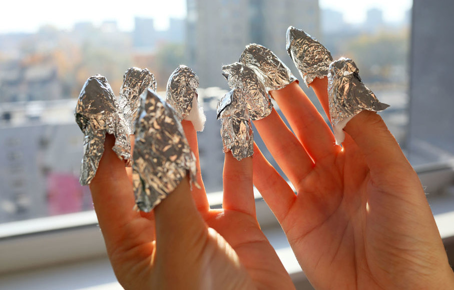 manos envueltos de papel aluminio en los dedos