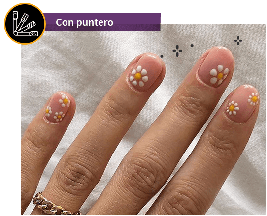 Imagen de manos y uñas decoradas con puntero