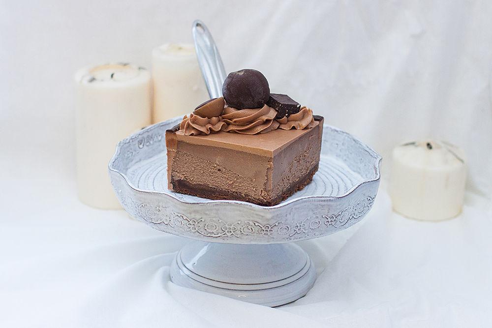 tarta de queso de chocolate sobre un recipiente con velas de decoración