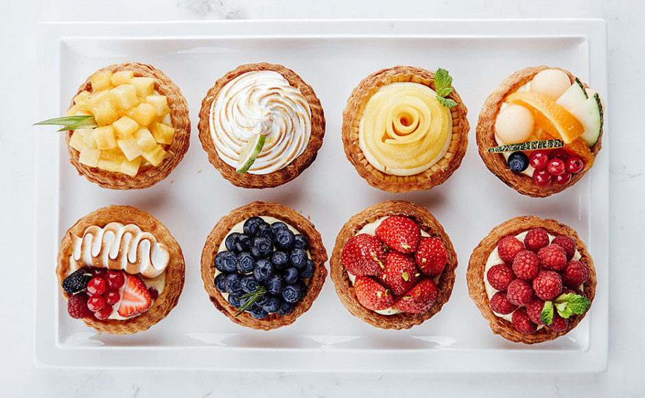ocho tipos de tarta con frutas alrededor