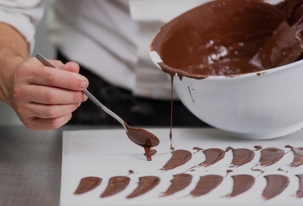 repostero creando formas de chocolate