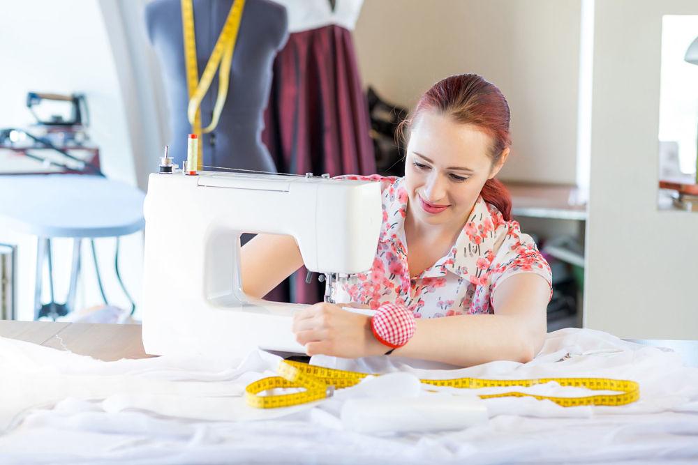 mujer cosiendo con una máquina de coser