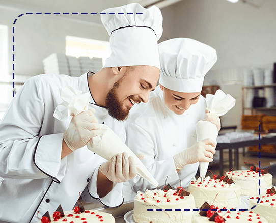 Imagen chefs hombre y mujer decorando un pastel
