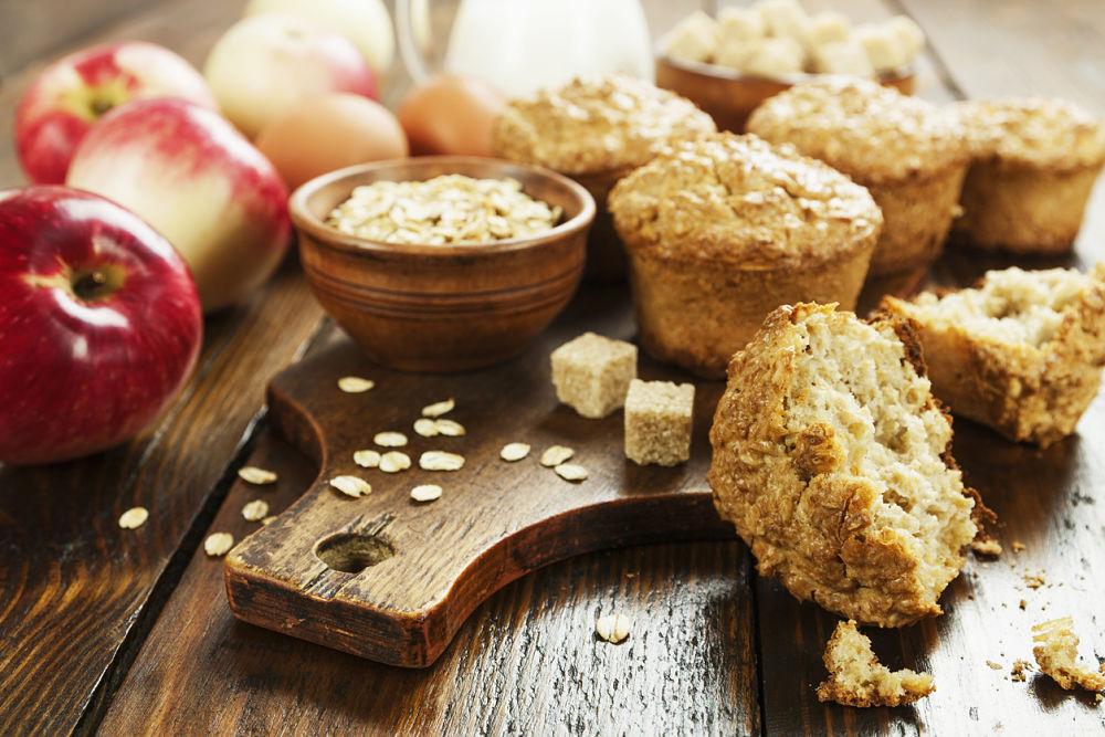 muffins de avena sobre una tabla decorada con manzanas