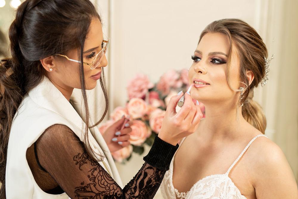 artista del maquillaje maquillando a una novia