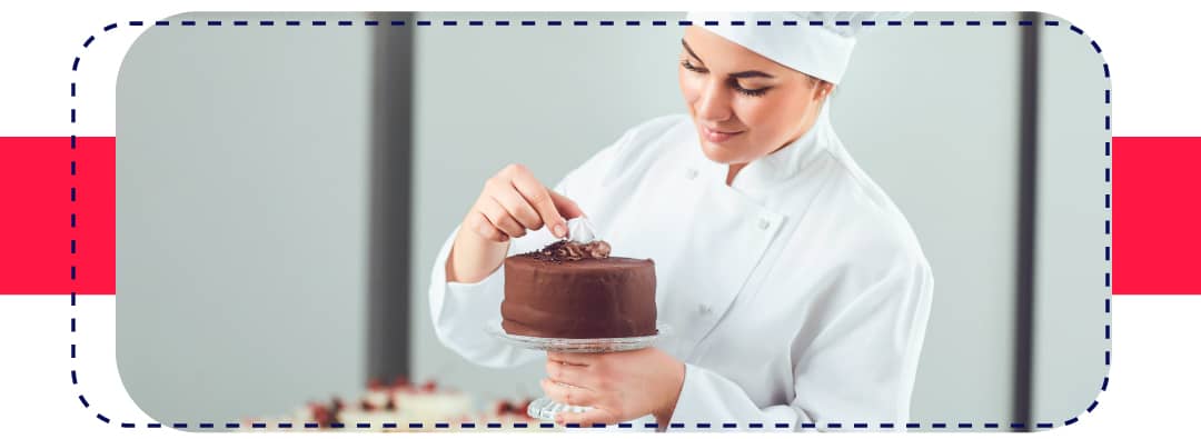 chef repostera decorando un pastel de chocolate