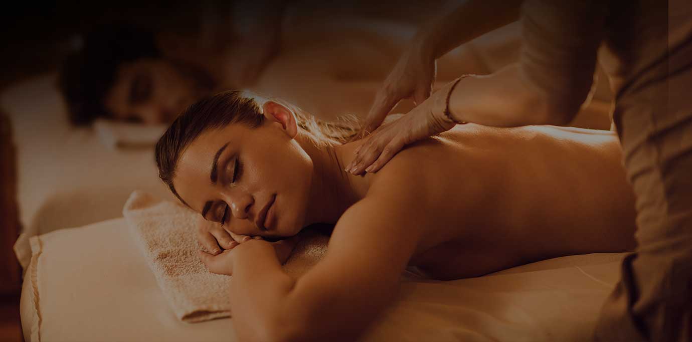 Mujer relajada disfrutando de una sesión de masajes en la espalda.