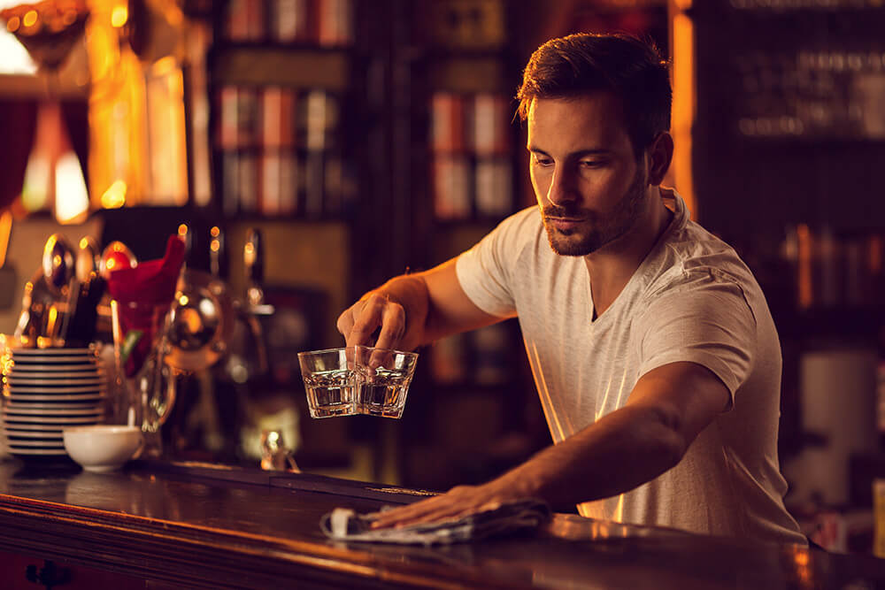 bartender-ordenando-barra