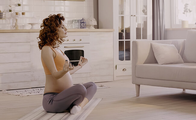 mujer-embarazada-haciendo-yoga