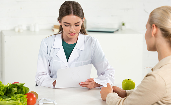 nutricionista-hablando-con-un-paciente
