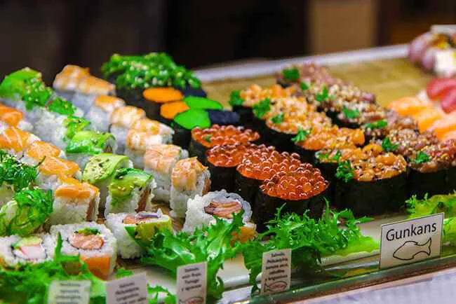 vitrina de piezas de sushi de diferentes sabores