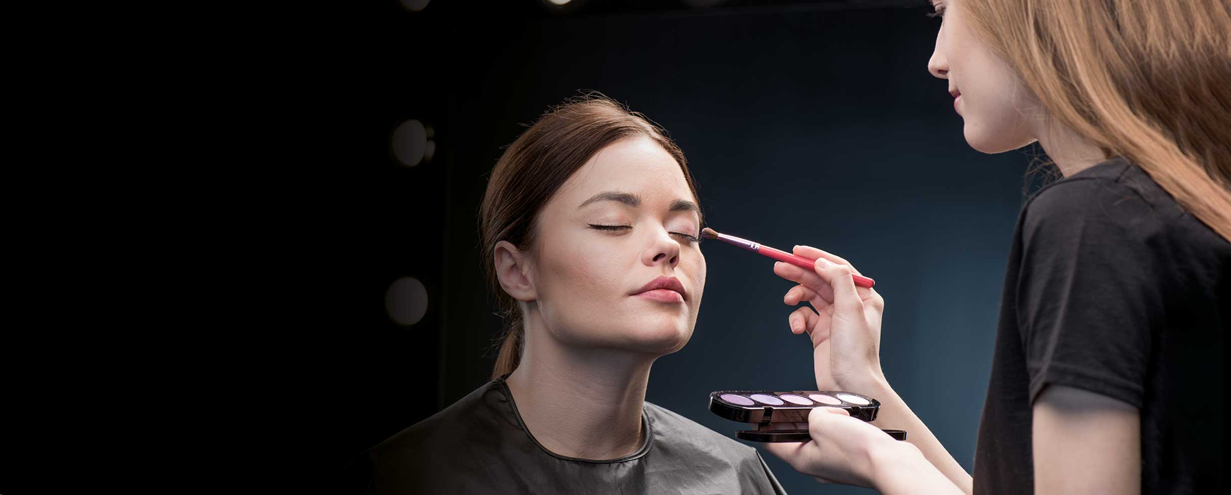 mujer tomando clases de maquillaje