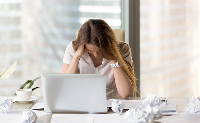 imagen de un trabajador estresado frente a la computadora