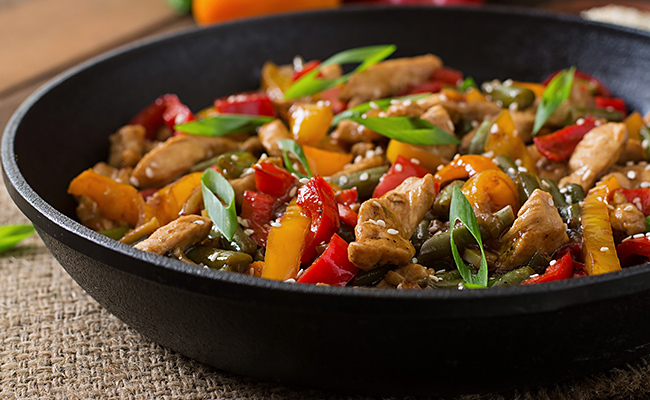 wok con tallarines y vegetales cortados finos