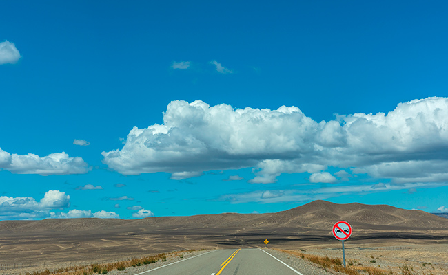 Ruta 40 con una buena vista de las montañas de Los Andes