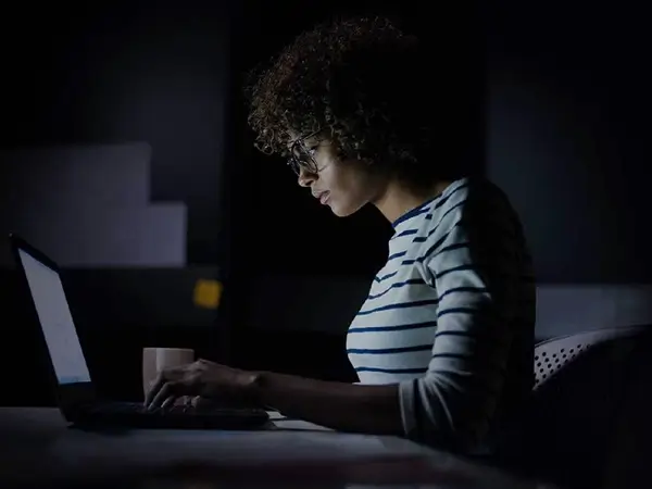Mujer estudiando en su laptop