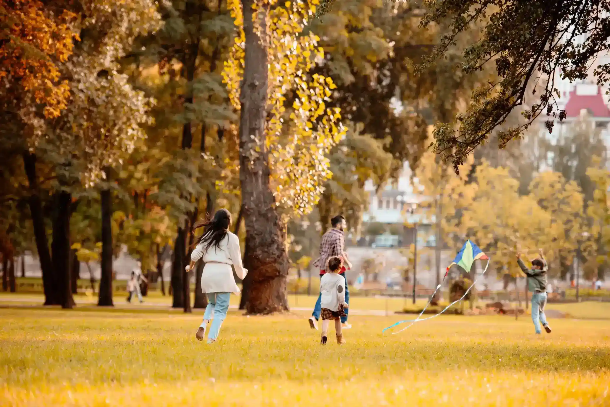 niños corriendo en un parque
