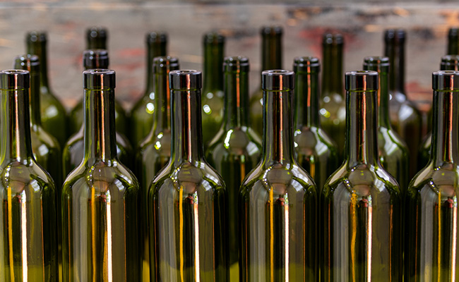 botellas siendo rellenadas con vino blanco en una bodega