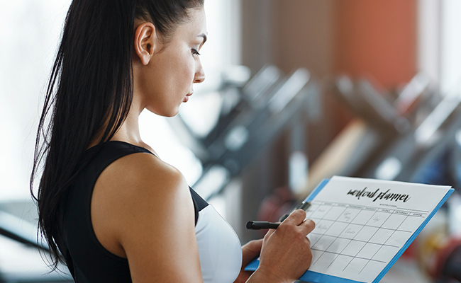 mujer completando un calendario de ejercicios