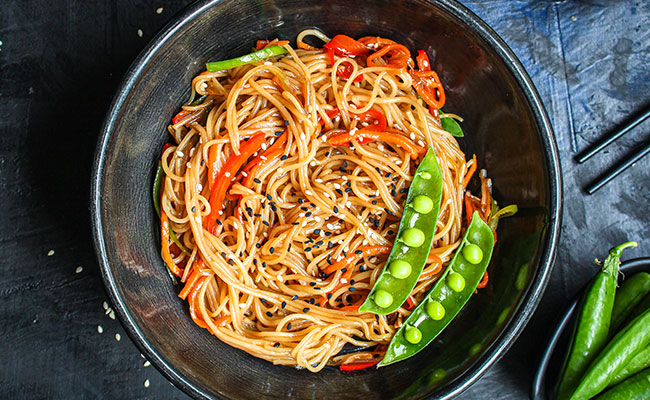 plato de noodles con verduras