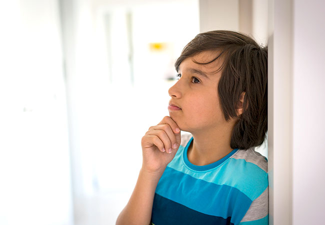 foto de un niño pensativo, observando una situación problemática del día a día que debe resolver