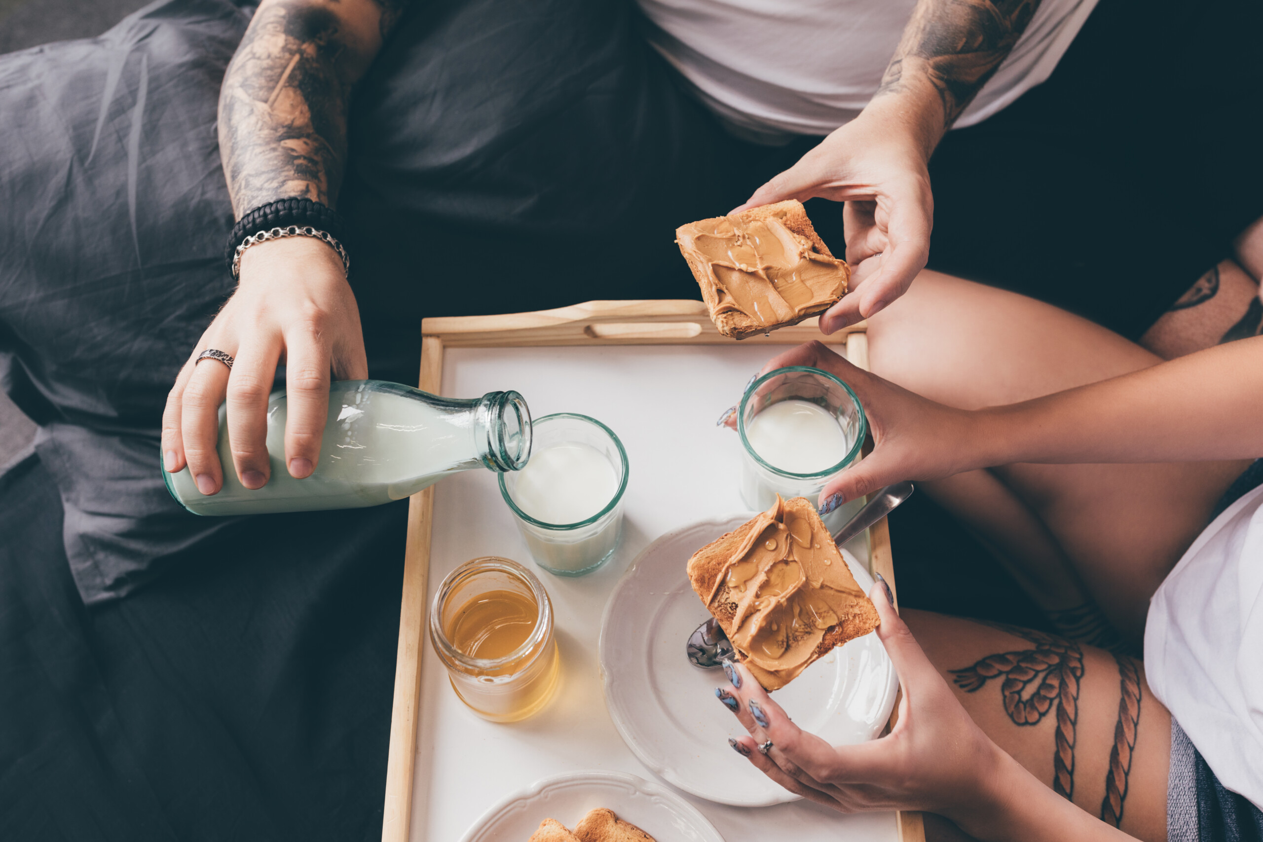pareja desayunando tostadas con mantequilla de mani