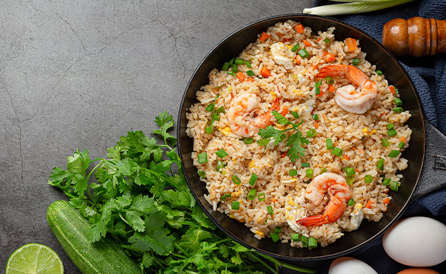 foto de un plato de arroz salteado al estilo pad thai