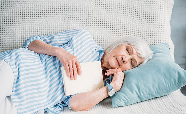 Mujer mayor de 60 durmiendo plácidamente