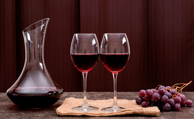 Copas de vino tinto en una mesa