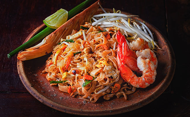 foto de un plato en primer plano de pad thai