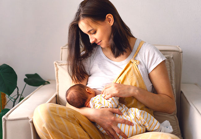 mujer amamantando a su bebe