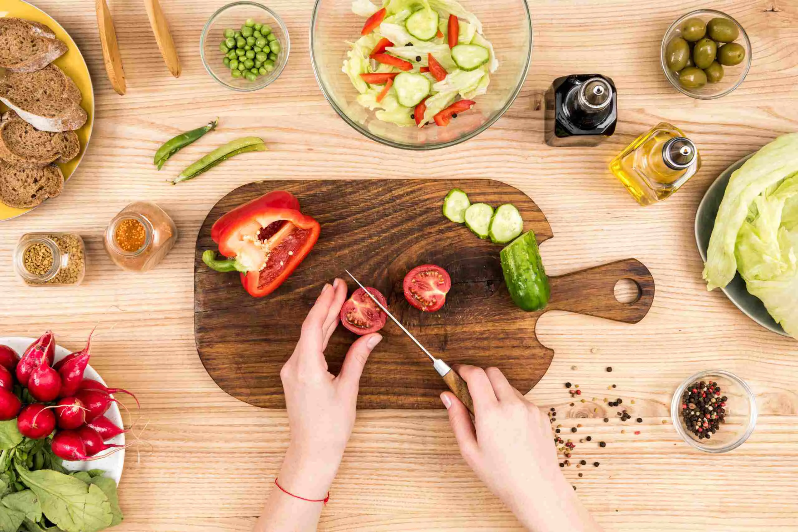 tabla de cocina con diversas verduras orgánicas