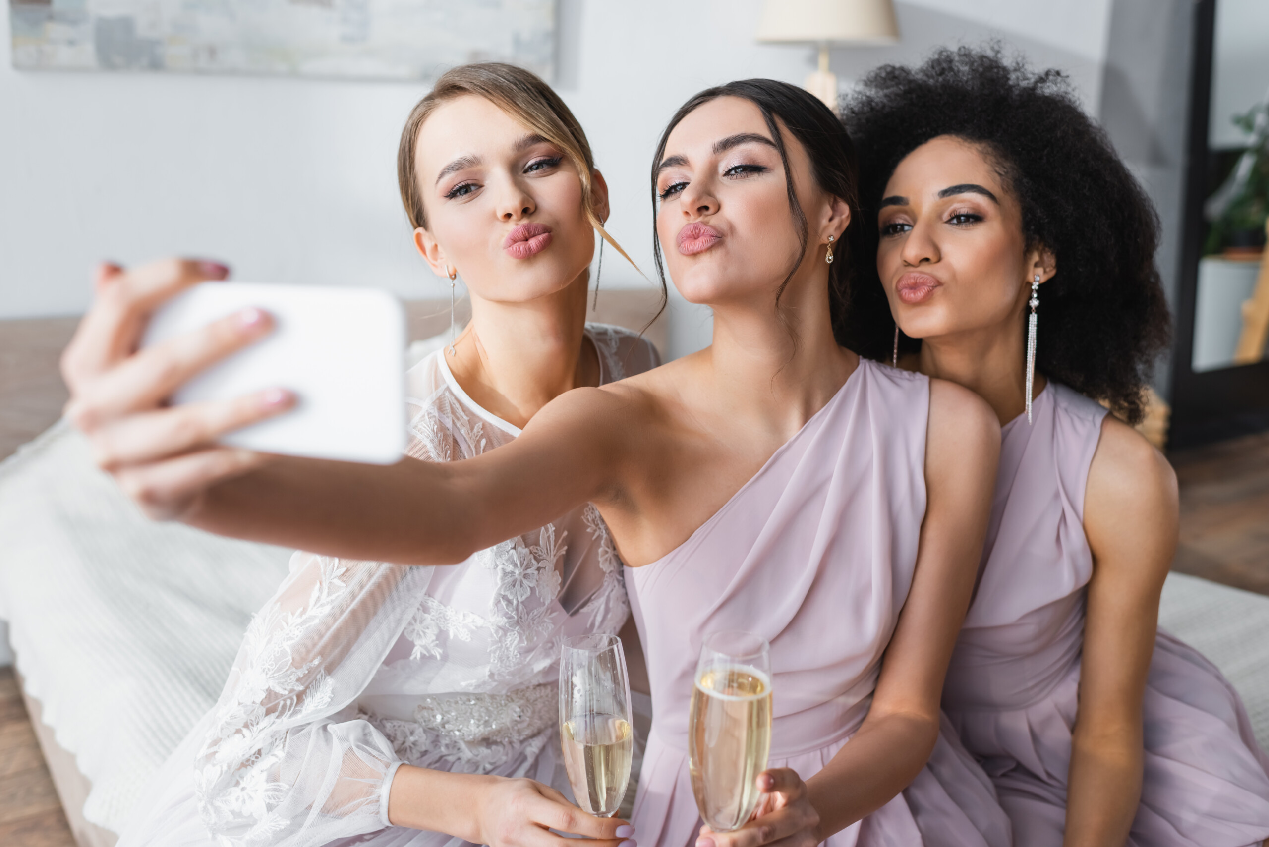 novia junto a sus amigas tomando una selfie de su maquillaje