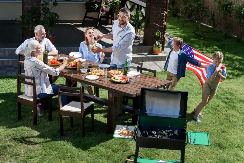familia comiendo en el patio de su casa celebrando el dia de la independencia