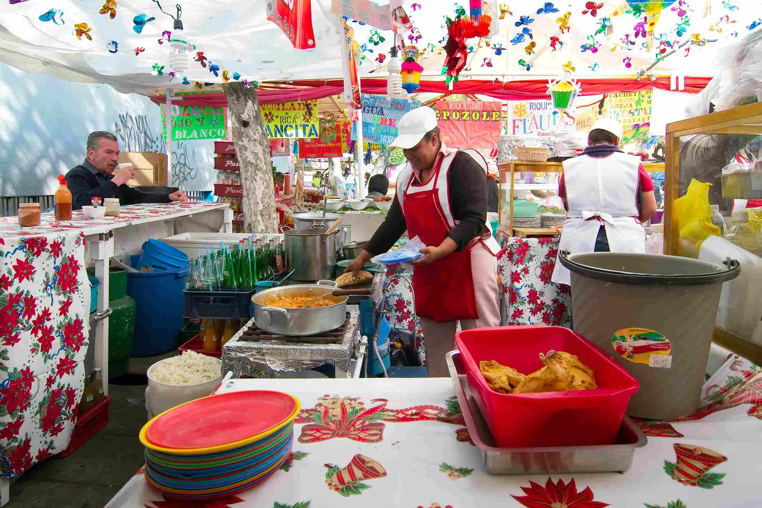 puestos callejeros coloridos en mexico