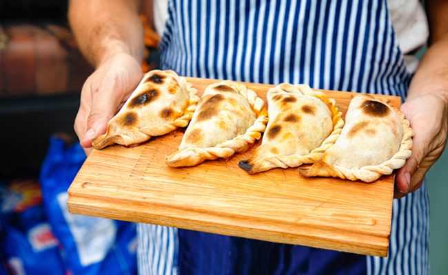 empanadas argentinas tradicionales en bandeja de madera